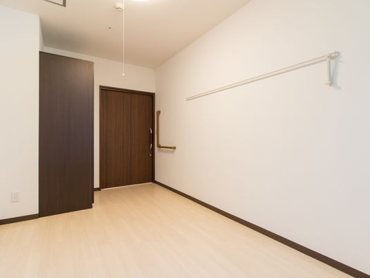 シンプルな明るい居室