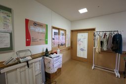 明るい廊下と案内掲示