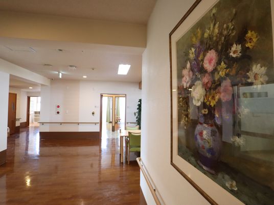 絵画のある広い廊下