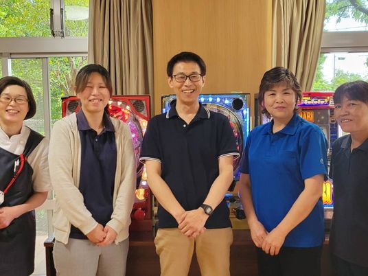 笑顔のスタッフ集合写真