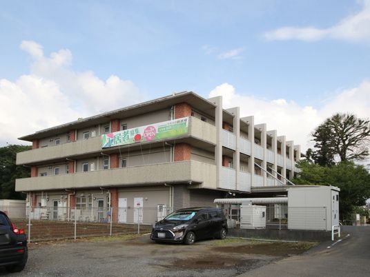 広々とした施設の外観