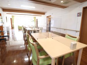 自然光が入る食堂