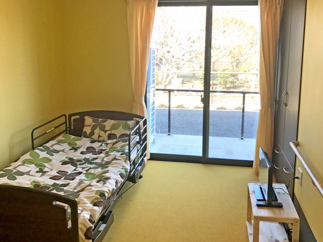 自然光が入る居室 居室 広々とした一人部屋で、自然光が差し込み、快適に過ごせます。開放感あるバルコニーも完備しています。