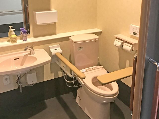 安全設計のトイレ トイレ 広いトイレに安全設計の手すりが備わっており、安心してご利用いただけます。