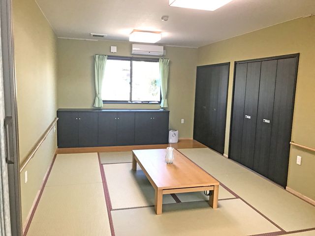 和風のくつろぎ空間の和室 和室   自然光が心地よく広がる、落ち着いた雰囲気の和室です。リラックスできるスペースを提供します。