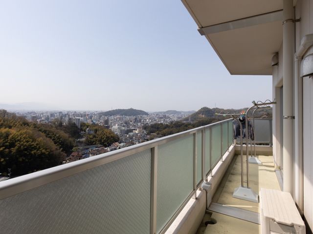 広々としたバルコニーの眺望 ベランダ 展望が開けたバルコニーでは、青空を背景にした美しい街並みを望め、気持ちの良い休息がとれる空間です。