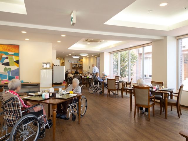 暖かな雰囲気の食堂 食堂 ゆったりとしたダイニングで食事やお茶を楽しむ利用者様の姿が見られます。きめ細やかなサポート体制が整っており、日々の暮らしを快適に過ごせる環境です。
