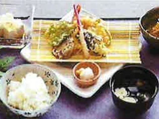 手作り和食の料理 食事 手間暇かけた手作りの和食で、利用者様にはお食事の時間を楽しんでいただける環境を整えています。ご興味があれば、和やかな食事のひとときをサポートするお仕事です。
