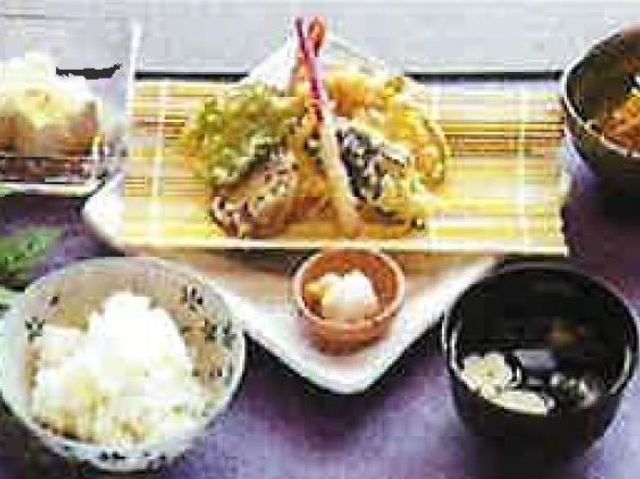 手作り和食の料理 食事 手間暇かけた手作りの和食で、利用者様にはお食事の時間を楽しんでいただける環境を整えています。ご興味があれば、和やかな食事のひとときをサポートするお仕事です。