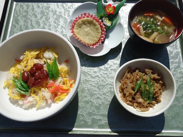 食事 ご利用者様の大きな楽しみの一つとしてと捉えており、イベント時には楽しんでいただけるよう提供方法も工夫しています。