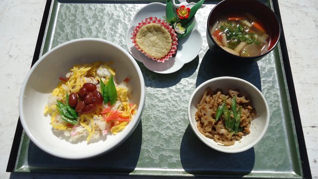 食事 ご利用者様の大きな楽しみの一つとしてと捉えており、イベント時には楽しんでいただけるよう提供方法も工夫しています。