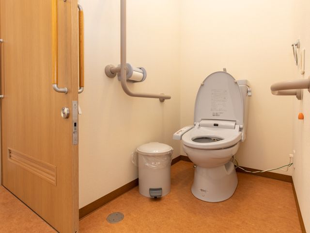 バリアフリートイレ設備 トイレ 手すり付きの清潔なトイレで、利用者の安全と快適を支えています。安心して日々を過ごせる環境をご提供します。