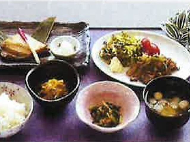 彩り豊かな料理 食事 彩り鮮やかなお食事が並ぶ食事の場です。バランスの良いメニューで、皆様の健康を支えます。