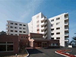 明るい建物のエントランス