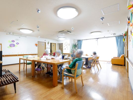 光が差し込む明るい食堂