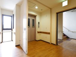 明るい廊下とエレベーター