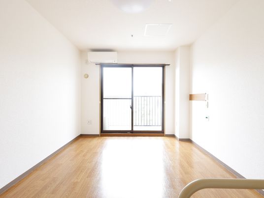 明るい居室の窓と床