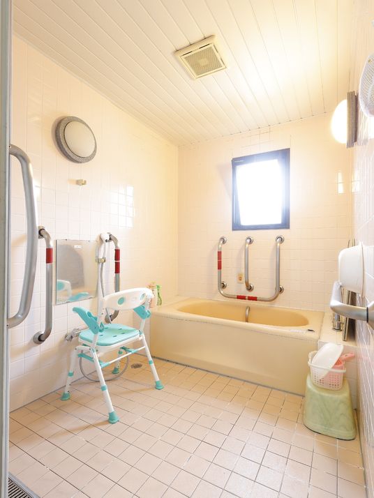 バリアフリー設計の浴室
