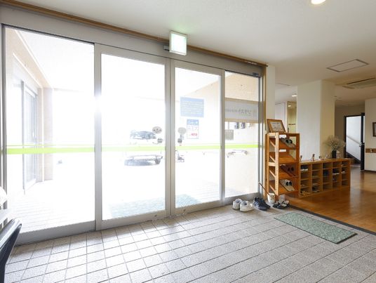 明るいエントランス風景