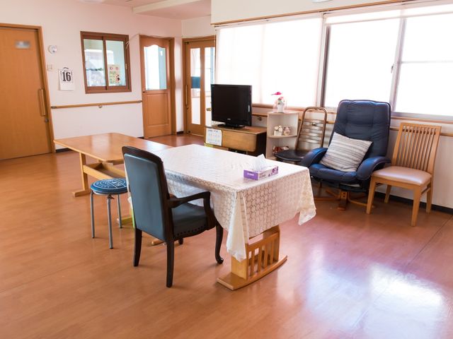 快適な共用居室 食堂 広々とした共用の居室には日差しが差し込み、リラックスして過ごせる空間が整っています。窓際のマッサージチェアで、ゆったりとしたひとときをお過ごしいただけます。