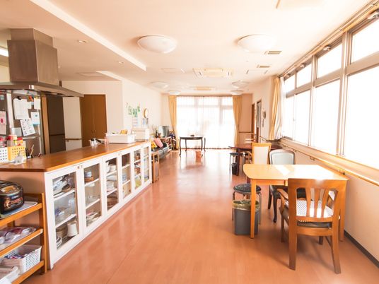 明るい居室内の様子