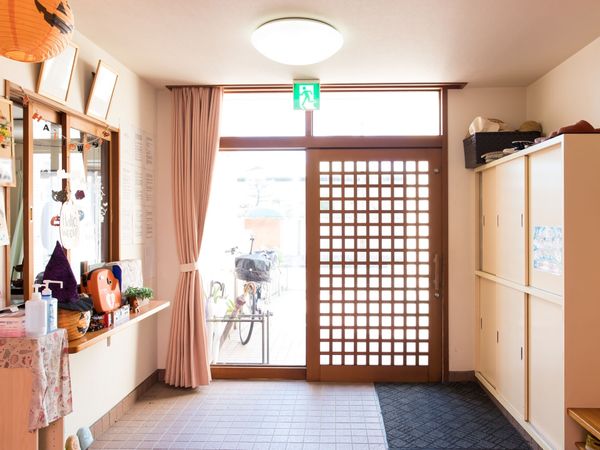 エントランスの明るい空間