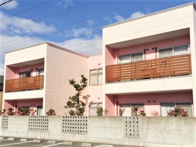 ピンクの壁の建物外観