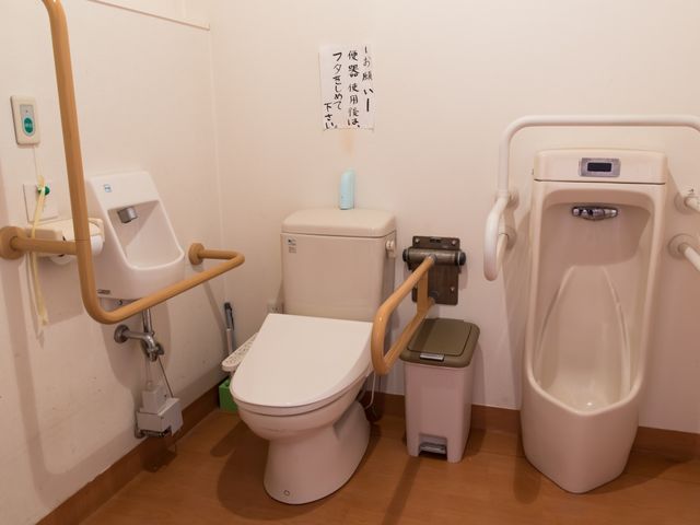 手すり付きトイレ施設 トイレ 安全に配慮された手すり付きのトイレ空間です。必要な支援を提供しながら、自立できる環境を保ちます。