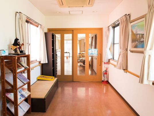 光が差し込む居室入口