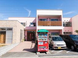 明るい建物のエントランス