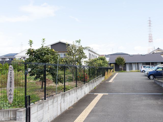 中庭の緑と建物 共有スペース 緑豊かな中庭と佇まいが魅力的な施設です。心穏やかな時間を過ごせる環境があります。