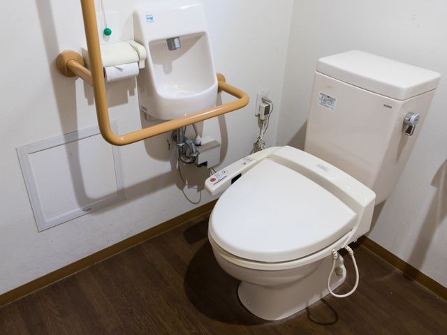 バリアフリートイレ設備 トイレ 手すり付きで安全性を考慮した清潔なトイレ空間です。各世代の方へ快適な利用を支援しています。