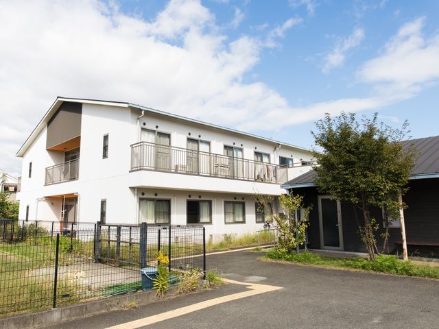 清潔感のある施設外観 外観 広々とした敷地に建つ、明るく清潔感のある施設です。周囲には緑も多く、快適な環境でお仕事ができます。