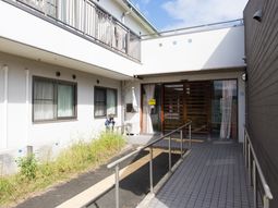 晴れた日の施設外観