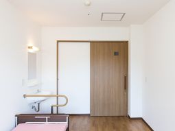 洋室のベッドと洗面台
