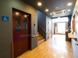 廊下の昼光と車椅子マーク