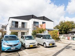 明るい施設の外観