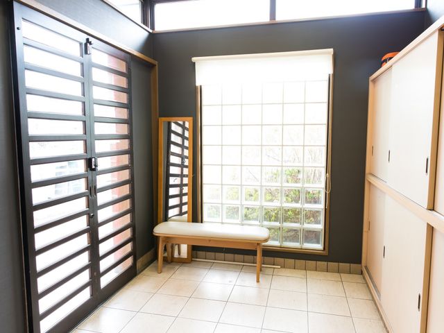 明るい玄関のベンチ 玄関 自然光が差し込む、穏やかな雰囲気のあるエントランスです。待ち合わせやひと休みにご利用いただけるベンチも設置されています。