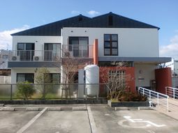 明るい外観の建物