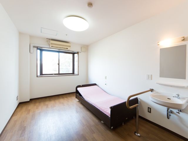 シンプルな居室の様子 居室 ゆとりのある広さの居室です。日当たりが良く、明るい空間でゆったりお過ごしいただけます。