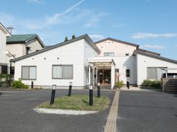 広いエントランスの施設外観