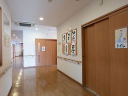 清潔で広々とした廊下