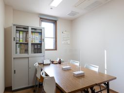 会議用テーブルと椅子のある部屋