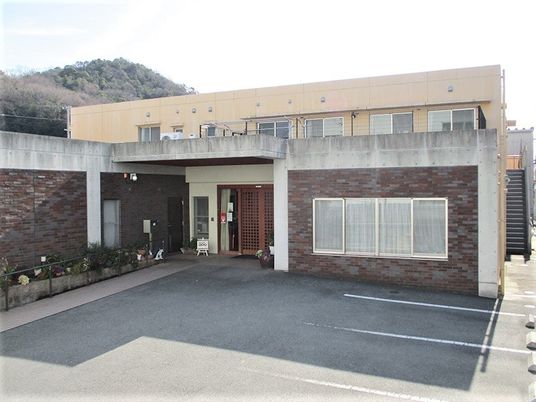 手入れされた外観の建物