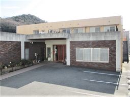 明るいエントランスの外観
