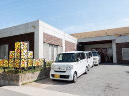 鮮やかな花柄のフェンス