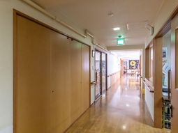 廊下が綺麗な施設内観