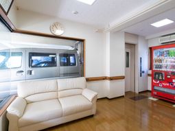 中央にソファのある休憩室