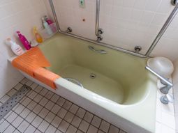 安全手すりの付いた浴室