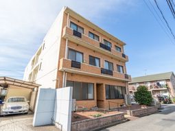 明るい建物の外観